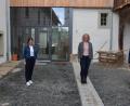 Bild: jr
Für den Betrieb des Informations- und Begegnungszentrums Konnersreuth im Schafferhof hat die Marktgemeinde zwei neue Mitarbeiterinnen eingestellt, die für jeweils 25 Wochenstunden tätig sein werden. Im Bild (von links) Bürgermeister Max Bindl, Michaela Günthner, Melanie Wenisch und Fördervereins-Vorsitzender Uwe Rosner.