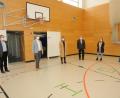 Bild: Landratsamt Amberg-Sulzbach/exb
Im Impfzentrum Auerbach ist alles bereit, stellten (von links) Bürgermeister Joachim Neuß, BRK-Geschäftsführer Sebastian Schaller, die stellvertretende Impfzentrumsleiterin Joanna Sladki, Landrat Richard Reisinger, Impfzentrums-Chefin Eileen Hauenstein und Florian Himmelhuber vom BRK fest.