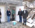 Bild: pop
Im Zieglerweg 14 in Schmidmühlen ist die neue öffentliche Unisex-Toilette untergebracht (von links): Vorsitzender Josef Deml vom Fischereiverein Schmidmühlen, Rosi und Raimund Scherer, die die Anlage betreuen, sowie Zweiter Bürgermeister Martin Bauer (Mitte) und Dritter Bürgermeister Mathias Huger (rechts).