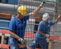 Symbolbild: Boris Roessler/dpa
Auf dem Rohbau eines Einfamilienhauses bugsieren Handwerker Stahlmatten in die richtige Position. Der Saisonstart im Bau- und Baunebengewerbe hat auf dem Oberviechtacher Arbeitsmarkt für eine Belebung gesorgt.