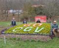 Bild: ow
Mit einer bunten Blumenrampe am Ortsrand von Neustadt am Kulm erinnert der Obst- und Gartenbauverein an sein 60-jähriges Bestehen. Von links: André Dietrich, Anita Bauer, Elisabeth Haberberger, Jana Schäffler und Klaus Sehnke.