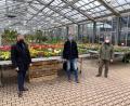 Bild: Landkreis Tirschenreuth/exb
Gartenbau-Ingenieur Hans-Joachim Schinner (Mitte) erläuterte Landrat Roland Grillmeier (links) und Bürgermeister Wolfgang Braun seine Situation.