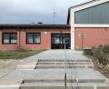 Bild: Wolfgang Steinbacher
Am Dienstag gab es an der Kennedyschule in Amberg noch keinen Hinweis, dass hier ab Mittwoch Corona-Impfungen vorgenommen werden: Die momentan ungenutzte ehemalige US-Schule in Amberg und die Helmut-Ott-Halle in Auerbach sind jetzt Außenstellen der bestehenden Impfzentren, wenn die an Kapazitätsgrenzen stoßen.