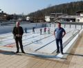 Bild: Michaela Krämer Stadt Schwandorf
OB Andreas Feller (Mitte) überzeugt sich von den Vorbereitungsmaßnahmen. Bäderleiter Michael Maget (rechts) und sein Stellvertreter Gottfried Dirmeier (links) sowie das Team packten mit an, damit der Badesommer 2021 kommen kann.