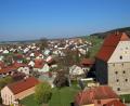 Archivbild: Hans Heimler/exb 
Vor 50 Jahren wurde Wolfring zum schönsten Dorf Bayerns und der Bundesrepublik Deutschland gekürt. Bis heute hat sich an der Attraktivität nichts geändert. Die Aufnahme zeigt den Ort aus ungewohnter Perspektive. Sie entstand, als der Fotograf die Erlaubnis erhielt, vom Kirchturm aus Bilder zu machen. Dabei dominiert (rechts) das gräfliche Schloss.