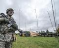 Archivbild: Armin Weigel/dpa
Ein US-Soldat steht in Kleinfalz nahe dem Truppenübungsplatz Grafenwöhr vor einem mobilen taktischen Lagezentrum der US-Armee.
