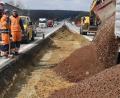 Bild: Petra Hartl
Zwischen den Anschlussstellen Amberg-Ost und Amberg-Süd muss auf der Autobahn A 6 die Fahrbahndecke erneuert werden. In einem ersten Schritt wird die künftige Wechselspur angelegt.