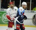 Archivbild: gb
Die Hannover Scorpions (links der ehemalige Weidener Patrick Schmid) schlossen die Hauptrunde der Oberliga Nord als Erster ab und sind einer der Favoriten für den Aufstieg in die DEL2. Das Bild stammt aus dem Play-off-Achtelfinale der Saison 2018/19 zwischen den Blue Devils Weiden (rechts Matt Abercrombie) und den Niedersachsen.