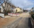 Bild: sne
Hier am Ausgang des Kinderspielplatzes Rosenhof könnte hinter den rot-weißen Baken ein Baum gepflanzt werden. Dieser soll helfen, die Geschwindigkeit zu regulieren, und verhindern, dass ein parkendes Auto die Sicht auf den Ausgang versperrt.