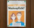 Symbolbild: Mardanow
Ein Schild an einem Garagentor im Landkreis Schwandorf weist auf die Maskenpflicht hin.