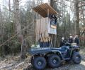 Bild: pko
Die Revierjägerlehrlinge Peter Schneebichler und Louis Ehrhardt (oben, von links), bringen einen Fledermausnistkasten an. Jürgen Donhauser, Jagdverband-Kreisgruppenvorsitzender Franz Sedlmeier und Paul Stelmach (unten, von links) sehen zu.
