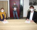 Bild: wro
Den Kooperationsvertrag zwischen dem Geschichtspark Bärnau und dem Beruflichen Schulzentrum Wiesau unterzeichneten Ilona Hunsperger (links) und Schulleiter Thomas Metzler (rechts). Hinten Fachoberlehrer Markus Schultes.