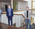 Bild: Kunz
Die Abteilungsleiterin besonderer Sozialdienst, Evi Fink (links) und Leiter des Amtes für soziale Dienste Michael Trummer (rechts) zeigen Oberbürgermeister Jens Meyer das neue Beratungszentrum. Nicht im Bild: Sozialdezernent Wolfgang Hohlmeier.