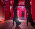 Symbolbild: Andreas Arnold/dpa
Eine Frau steht im Eingangsbereich einer Animierbar und eines Bordells. Die Ausübung der Prostitution ist in Bayern in Gemeinden unter 30000 Einwohnern verboten. Die Polizei hat in den vergangenen Monaten in Schwandorf mehrere Fälle aufgedeckt, zuletzt am Karfreitag.