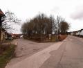 Bild: Portner
Auf dem ehemaligen Spielplatz zwischen Jochelweg (links) und Böhmerwaldstraße sind drei Bauplätze geplant.