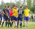 Archivbild: Markus Schmautz 
Jonas Kohn (Mitte) hat die Gelbe Karte schon in der Hand und hält zwei diskutierende Spieler auseinander. Der 25-jährige Amberger ist seit zehn Jahren Fußball-Schiedsrichter, seit der Saison 2015/16 pfeift er in der Landesliga und leitete dort bislang 131 Spiele.
