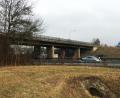 Archivbild: ihl
Die Brücke über die A 93 muss einem Neubau weichen. Fakt ist bereits jetzt: Während der Bauphase fließt der Verkehr über eine Behelfsbrücke.