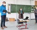 Bild: fjo
Stellvertretende Schulleiterin Christa Walbrunn nimmt die Tablets von Bürgermeister Markus Bauriedl (rechts) und Christian Meier (links) mit großer Freude entgegen.