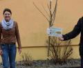 Bild: bö
Einen adeligen Sommerapfelbaum der Sorte "Freiherr von Berlepsch" haben die Ebermannsdorfer bei der Ramasuri Aktion "Apfelbäume für alle" gewonnen. Darüber freuen sich Marie-Theres Gilch, stellvertretende. Kindergartenleiterin, und Bürgermeister Erich Meidinger.