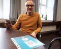 Bild: pz
Bürgermeister Bernd Sommer hat die "Waldsassen-App" schon auf dem Smartphone. Auf dem Tisch liegt der Zettel mit dem QR-Code und dem Hinweis "Büro Bürgermeister".