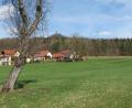 Bild: ow
Bauplätze sind in Neustadt am Kulm inzwischen rar geworden. Deshalb beschloss der Stadtrat die Bauleitplanung für die Erweiterung des Baugebietes Grünlohe einzuleiten. Im Anschluss an die bestehenden Häuser sollen bis zu elf neue Bauplätze angelegt werden.