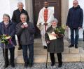 Bild: ld
Für 60-jährige Treue zum Verein wurden bei einer Agape-Feier Mitglieder geehrt, unter anderem die ehemaligen Vorsitzenden Erika Doleschal (links) und Erhard Feche (rechts). Den Gottesdienst zelebrierte Pater Joy. Mit ihm Bild Vorsitzender Ludwig König (hinten links) und Stellvertreter Christian Drehobel (hinten rechts).