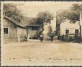 Bild: Sammlung Josef Schmaußer
Das ehemalige Gasthaus Ferdinand Kleindienst in Haag. „Die Alten“ schwärmen immer noch von der Kegelbahn (links im Bild) und von den legendären Kirchweihen Anfang September. Viele Amberger wanderten zum Ort und fuhren mit dem Abendzug der Lokalbahn Amberg–Lauterhofen nach Amberg zurück. Die Musikanten begleiteten die „Schtooderer“ (die Leute aus der Stadt Amberg) hinunter zum Haltepunkt.