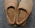 Bild: dob
Strohschuhe waren damals der Renner. Für den Hausgebrauch wurden Schuhe aus Stroh und Stoffresten selbst gefertigt. Auch in Vohenstrauß veranstaltete der Frauenbund mehrmals im katholischen Kinderasyl einen Lern-Kurs zur Anfertigung von Schuhen aus Stoff und Stroh. In Waidhaus war die Nachfrage so groß, dass der Kurs sogar wiederholt wurde. Der auf Veranlassung des Pfarrherrn in Eslarn abgehaltene Strohschuh-Kurs „befriedigte allgemein“.