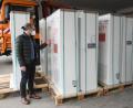 Bild: Gabi Schönberger
Die neuen Luftreinigungsgeräte stehen im Bauhof für die Weidener Schulen bereit. Die schlanken Türme liefern die Mitarbeiter von Bauhofleiter Daniel Tubifato in diesen Tagen aus.