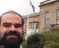 Bild: Harald Herrle/exb
Harald Herrle, ehemals Wirtschaftsförderer des Landkreises, in seiner Wahlheimat Großbritannien: Hinter ihm weht der Union Jack, doch momentan sind im Königreich die Flaggen an öffentlichen Gebäuden auf halbmast gesetzt – als Zeichen der Trauer um den verstorbenen Prinz Philip.