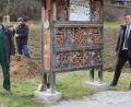 Bild: soj
Bürgermeister Wolfgang Söllner (von rechts) bedankte sich bei den Verantwortlichen des Obst- und Gartenbauvereins für die Baumpflanzaktion beim Insektenhotel am Fahrradweg. Mit dabei Armin Greger, Theo Schiener und Vorsitzende Inge Geißler.