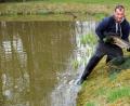 Bild: bkr
Kai Wolf setzt einen der zehn Schuppenträger in den Teich und hofft, sie im Herbst wieder entnehmen zu können.