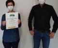 Bild: Tine Fiala/exb 
Schulleiter Christian Schwab und der Wahlkurs „Schülerfirma“ unter der Leitung von Oberstudienrätin Iris Hösl freuen sich über die Auszeichnung für das Nabburger Gymnasium.