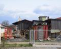 Bild: bey
Neben dem roten Container sollte der Sendemast der Deutschen Funkturm GmbH in Oberwildenau aufgestellt werden. Das Grundstück ist über die Maistraße erreichbar. Der Betonschleudermast mit seinem Gitteraufsatz hätte den Turm der St. Michaelskirche (im Hintergrund) überragt.