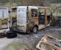 Bild: bö
Seit drei Wochen schon steht ein ausgebrannter Kleintransporter am Straßenrand zwischen Schmidmühlen und Adertshausen.