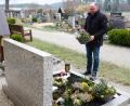 Bild: do
Im Rahmen des bundesweiten Gedenkens an die Corona-Opfer legte Bürgermeister Albert Nickl am Sonntag an den Gräbern der Speinsharter Covid-Toten Blumenschalen nieder.
