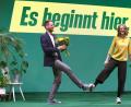 Bild: Karl-Josef Hildenbrand
Gratulation per Fuß: Eva Lettenbauer gratuliert ihrem neuen Co-Vorsitzenden Thomas von Sarnowski. Er folgt bei Bündnis 90/Die Grünen als neuer Landesvorsitzender auf Eike Hallitzky.