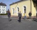 Bild: wro
Bei einem Ortstermin am Wiesauer Bahnhof informierte sich MdB Albert Rupprecht (Zweiter von links) über die dort anstehenden Maßnahmen. Mit anwesend waren Architekt Uwe Reil (links) sowie (von rechts) Bürgermeister Toni Dutz, Rita Korb (Frauen-Union), Oliver Zrenner (CSU) und Zweiter Bürgermeister Michael Dutz.