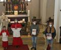 Bild: Dobmeier
Langjährige Ministranten verabschiedete Pfarrer Heribert Englhard in St. Marien Rothenstadt. Der 10-jährige Jakob Utz steht als Neuministrant bereit.