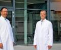 Bild: Claudia Seitz/exb
Dr. Christoph Eckstein (rechts) ist künftig als Oberarzt im Team von Dr. Horst Schneider, Chefarzt Unfallchirurgie, Orthopädie und Sportmedizin am Krankenhaus St. Barbara Schwandorf, tätig.