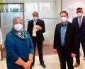 Bild: hai
Von Norbert Wolf (hinten Mitte) nahmen Sozialamtsleiterin Heidi Lauterbach und Bürgermeister Christian Porsch (vorne von links) 1050 Euro für den Sozialfonds der Gemeinde entgegen. Mit im Bild sind die Vorstände Peter Porsch (rechts) und Konrad Schäffler (links).