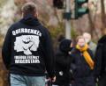 Symbolbild: Annette Riedl
Teilnehmer einer „Querdenken“-Demonstration in Berlin. Diese Demos sind oft Nährboden für extremistisches Gedankengut.