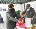 Bild: Gabi Schönberger
Einen festen Tag für einen Wochenmarkt wünscht sich die CSU-Fraktion für Schönsee. Dann könnte, wie hier in Weiden, Obst, Gemüse und Honig beim Direktvermarkter eingekauft werden.