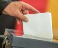 Symbolbild: Michael Kappeler
Ein Wähler wirft seinen Stimmzettel zur Bundestagswahl in die Wahlurne.