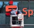 Bild: Sebastian Kahnert/dpa
Die Sparkassen kommen bisher besser durch die Corona-Krise als befürchtet: Zwei Werbetechniker installieren mit einer Hebebühne ein Logo der Sparkasse an einer Glasfassade.