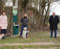 Bild: oe
Der Ammerthaler Bürgermeister Anton Peter (rechts) bittet zusammen mit Melanie Grab (Mitte) und Susanne Kunisch von der Rehkitzrettung Amberg-Sulzbach die Hundehalter, ihre Vierbeiner in Wald und Flur anzuleinen.