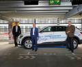 Bild: gib
Roman Straßer (Audi, von links), Egon Westphal (Bayernwerk) und Staatssekretär Roland Weigert gaben den Startschuss für den E-Mobilitäts-Testlauf.