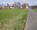 Bild: bkr
Auf der grünen Wiese, links von der Straße, ist einer der beiden Parkplätze für den Friedhof vorgesehen. Nach der neuen Planung für das Gewerbegebiet Schirnitzbach erhält er eine Trafostation für Elektrofahrzeuge.