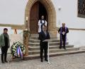 Bild: pko
Die Bürgermeister Margit Reichl und Martin Birner (vorne) und die beiden Geistlichen Stefan Wagner und Gerhard Beck (hinten, von links) bei der Gedenkfeier vor der Neunburger Stadtpfarrkirche.
