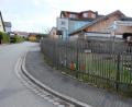 Bild: do
Einige Abschnitte des Gehweges in der Mautstraße in Oberbibrach sind sanierungsbedürftig. In der jüngsten Sitzung beschloss der Gemeinderat deshalb eine Kompletterneuerung in Pflasterausführung.